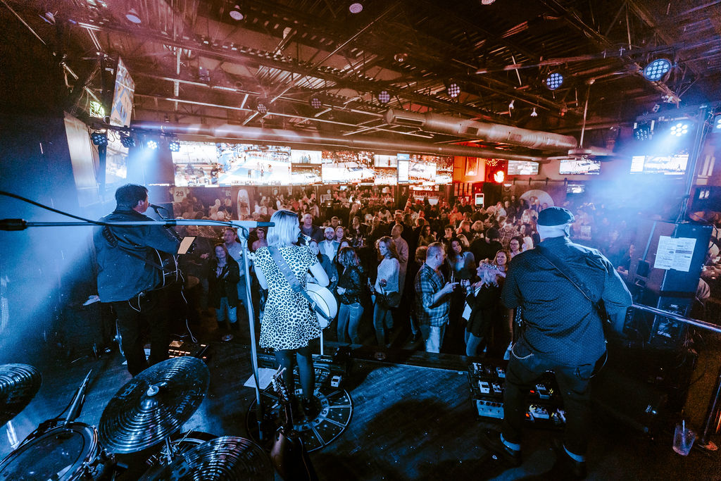 Live at Ale Emporium Castleton Stella Luna and the Satellites